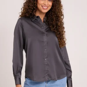 camisa acetinada cinzenta